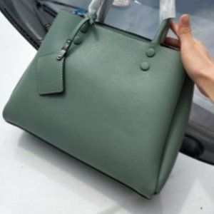 Simple and light handbag